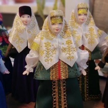 Как сымитировать вышивку, золотное шитье на маленькой кукле?