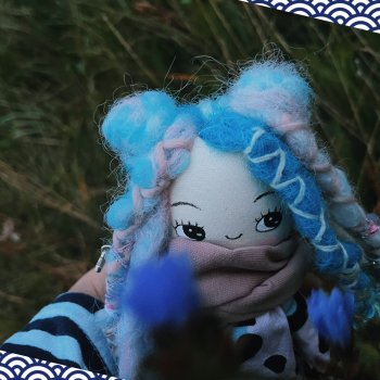 Сумерки — сиреневые, цветы — синие… Или наоборот.