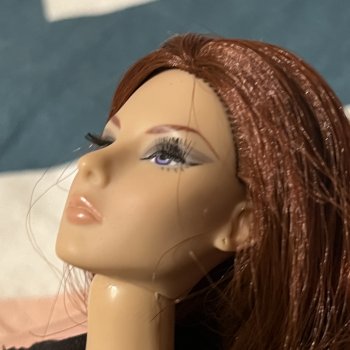 Нужен совет. Отклеившиеся ресницы.