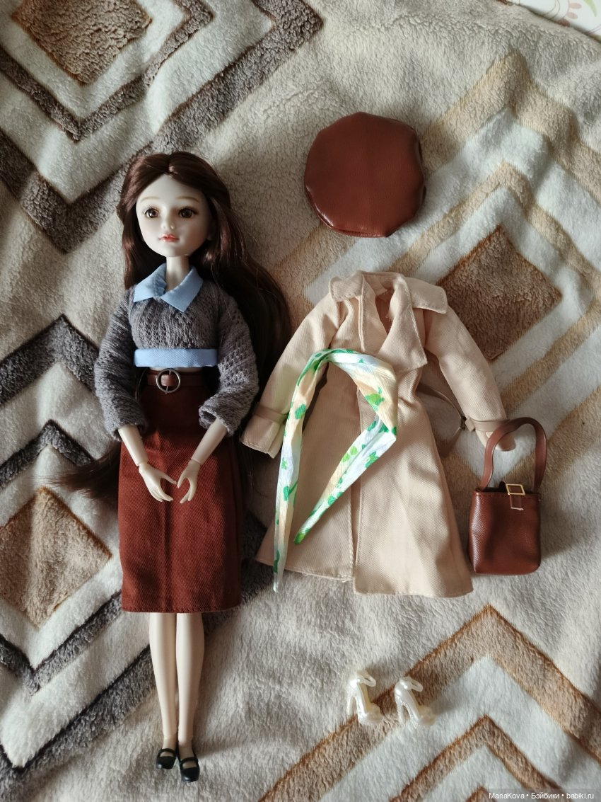 Милана с родным комплектом одежды (кроме свитера)