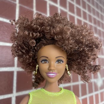 Кудрявая красотка Anlily“Girl in jeans”