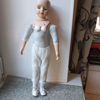 Помогите опознать фарфоровую куклу