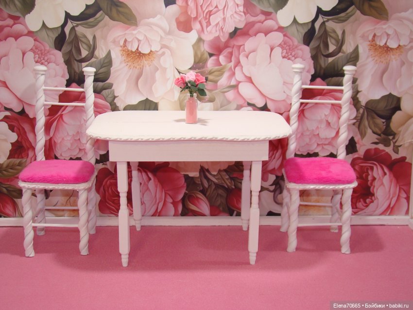 Обеденный стол с фигурными ножками