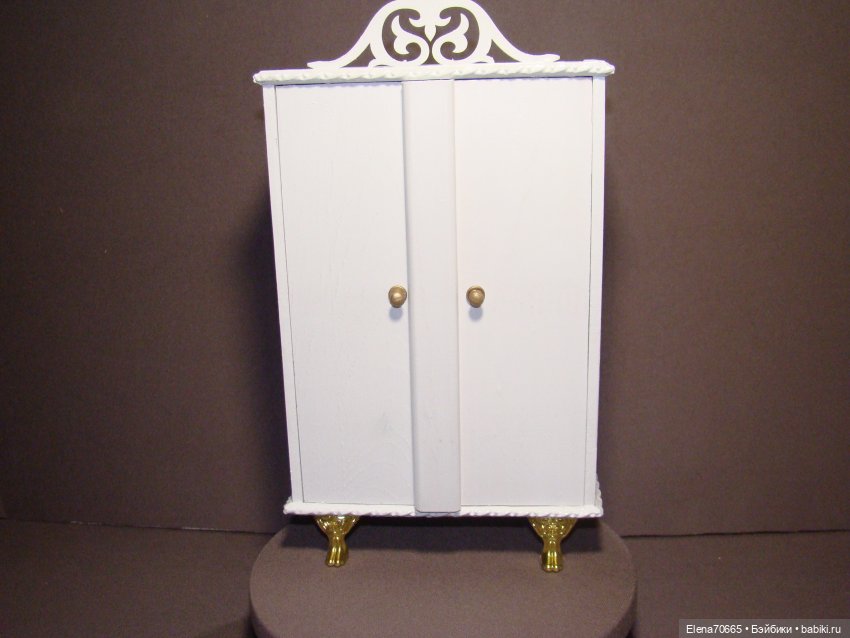 Шкаф с резным декором