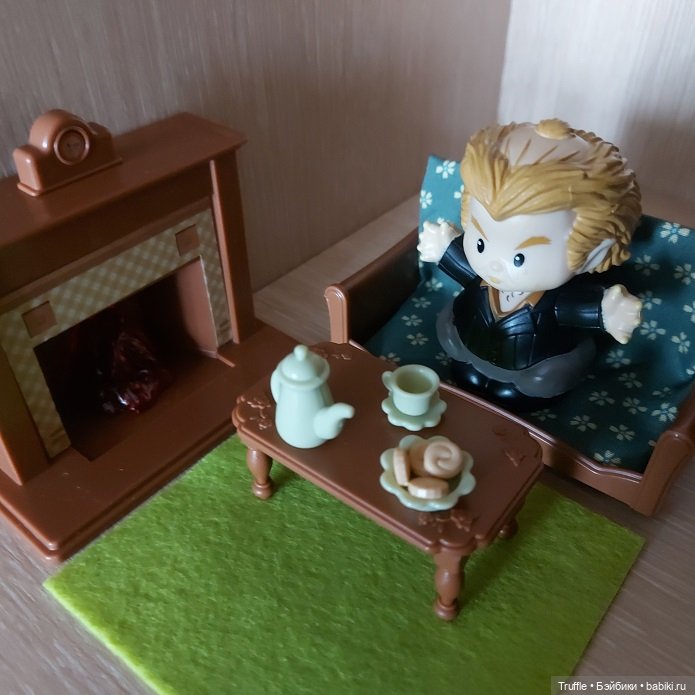 Питер Петтигрю (Little People) и мебель для гостиной