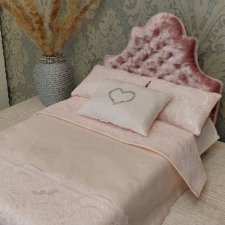 Мебель бархатная кровать со стразами и постельным бельем 1:6