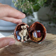 Медвежонок в домике из грецкого орешка