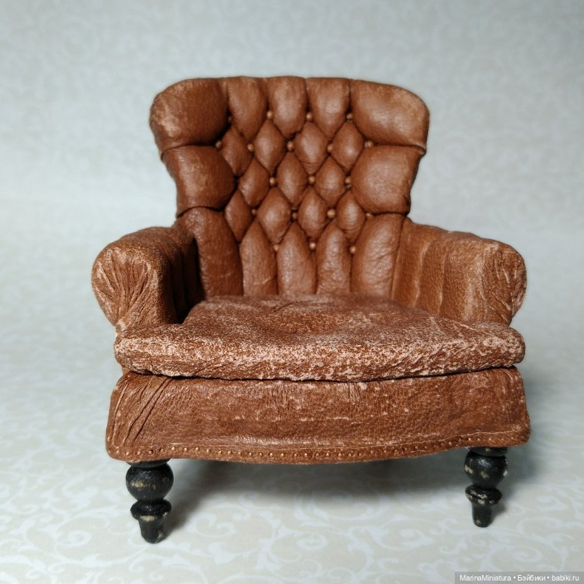 Кресло в масштабе 1:12 из натуральной кожи с приданием эффекта старения. Каретная стяжка как в настоящей мебели.