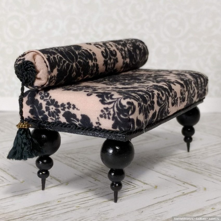 Банкетка в масштабе 1:12