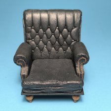 Кукольное кресло из кожи, масштаб 1:12