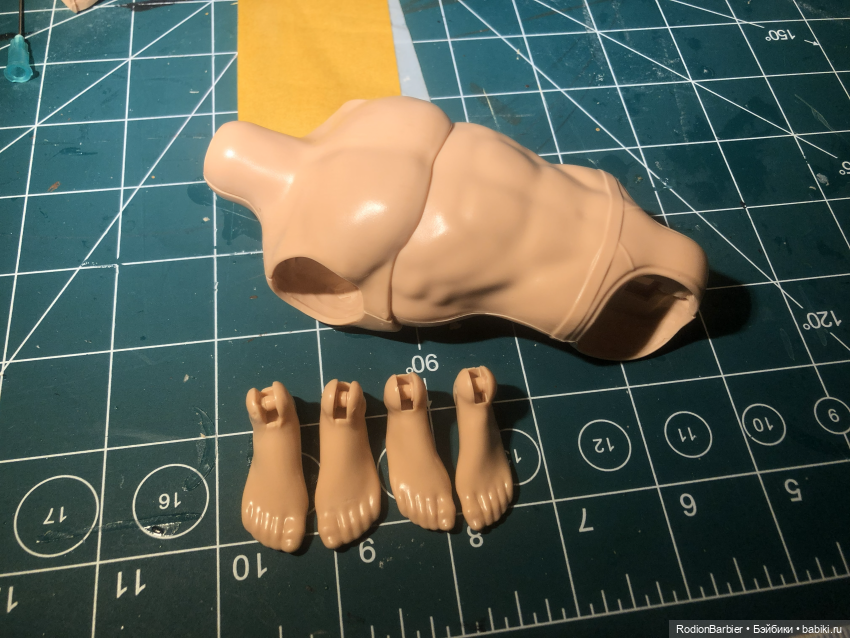 Слева стопы  (совместимые с большим количеством обуви). В обоих случаях стопы собственного производства.