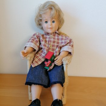 Знает кто- нибудь, что это за кукла? Тело набивное, голова, руки, ноги - винил.