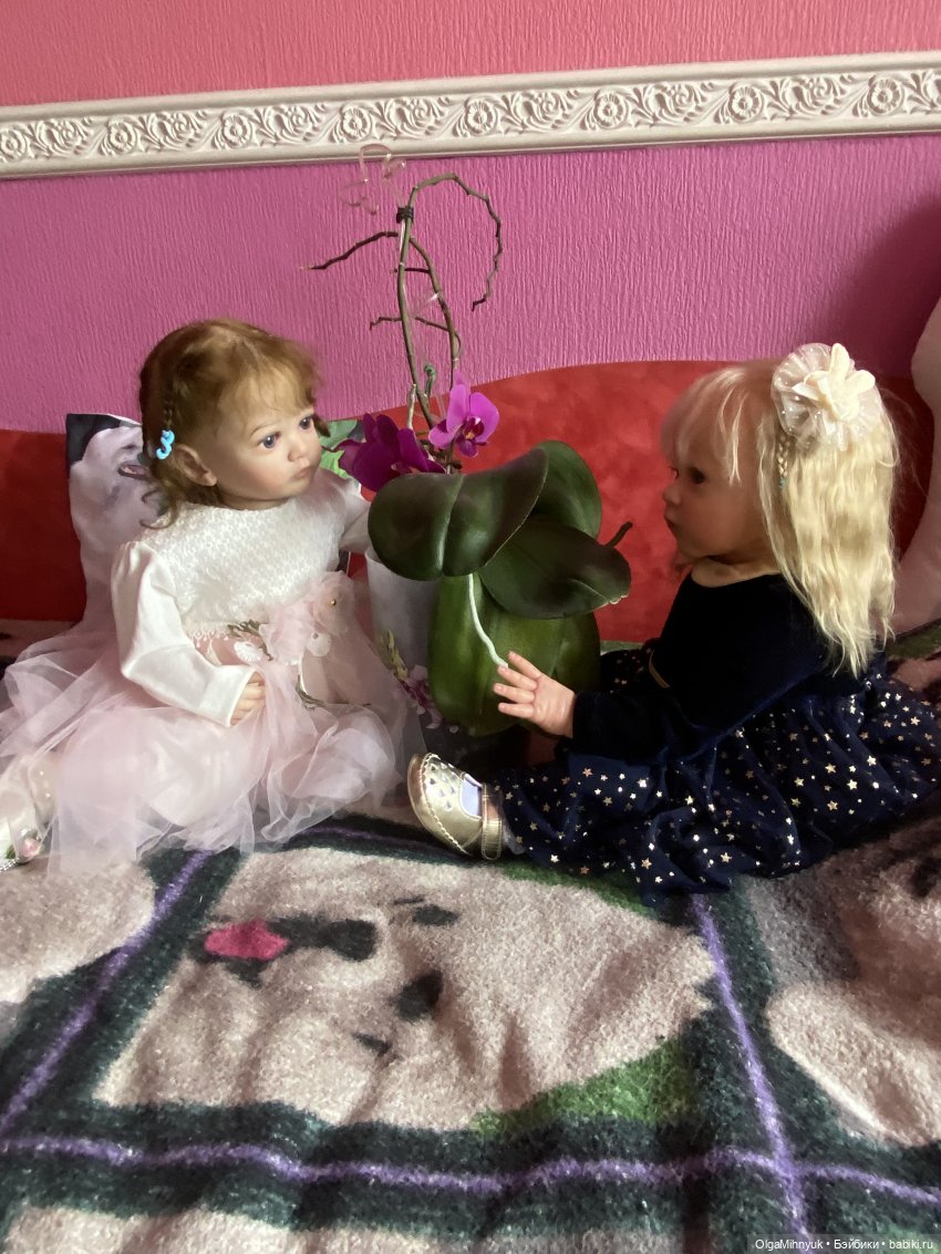 Сестрички Маруся и Ульяша поздравляют всех женщин с 8 марта