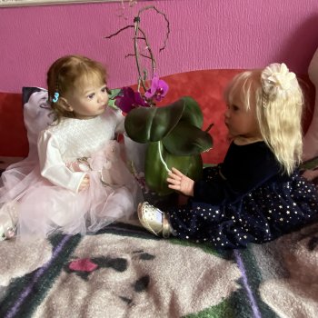 Сестрички Маруся и Ульяша поздравляют всех женщин с 8 марта