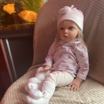 Девочки такие девочки и любят новые наряды!