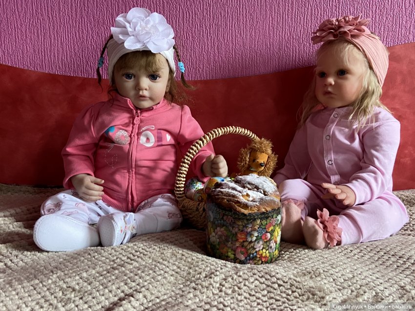 Маруся и Ульяша поздравляют всех со светлым пасхальным воскресеньем