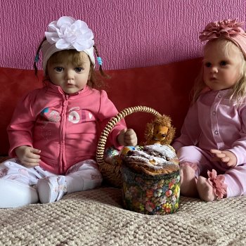 Маруся и Ульяша поздравляют всех со светлым пасхальным воскресеньем!