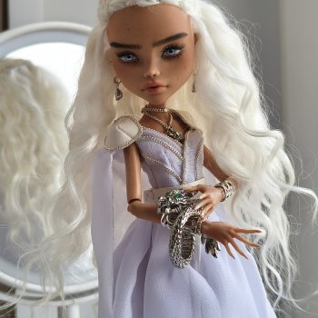 Ооак Дейнерис Таргариен на кукле Монстер хай Клео де Нил