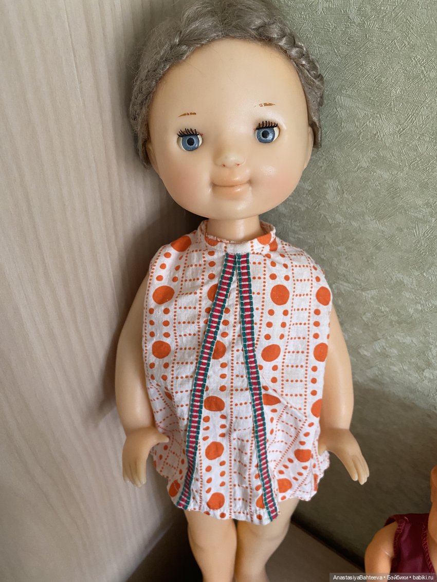 50 см, паричковая девочка, ручки, ножки, голова на резинках. Но у нас нет клейма. Читала, что такое могло быть учитывая раннюю партию