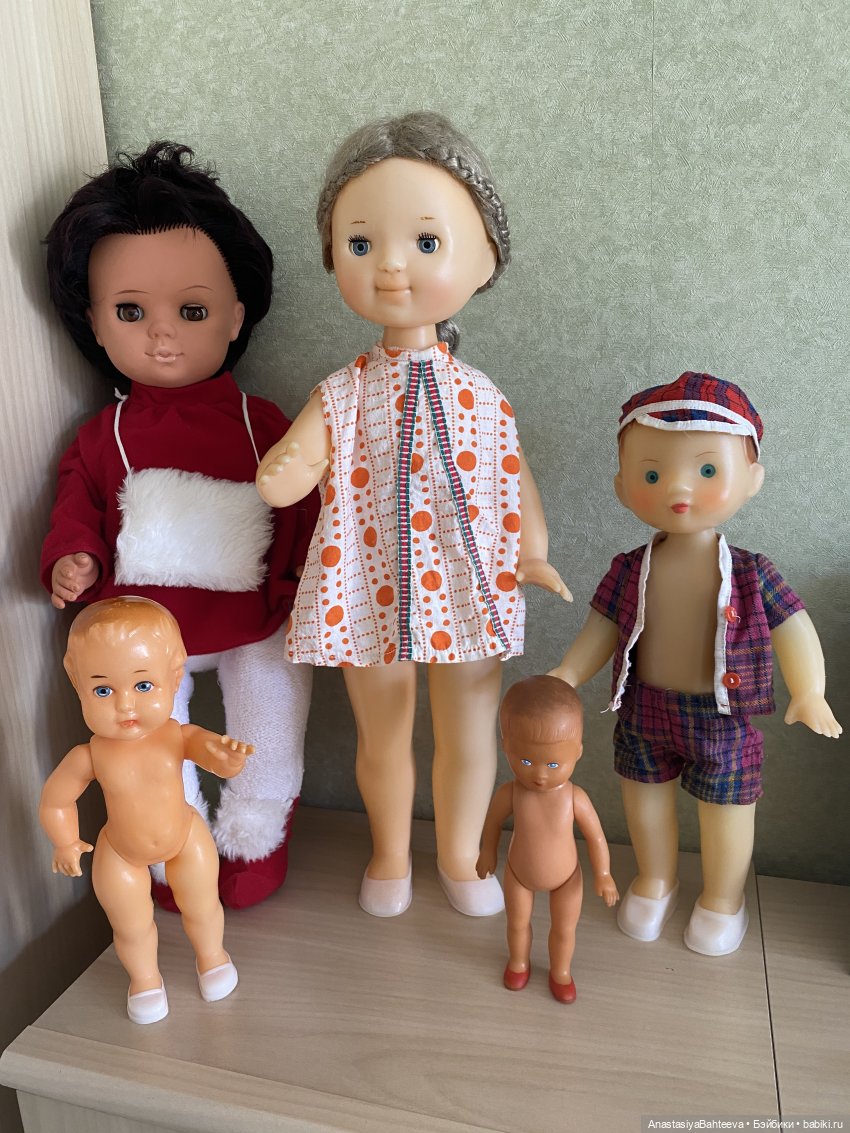 Ну посмотрите пожалуйста на мою. Рост 50. Руки, ноги, голова на резинке. Сзади пищик. Пластик. Что за девочка у меня Зоя 8 марта или Люба Донецкая?