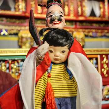 Пойти посмотреть театр перчаточных кукол!