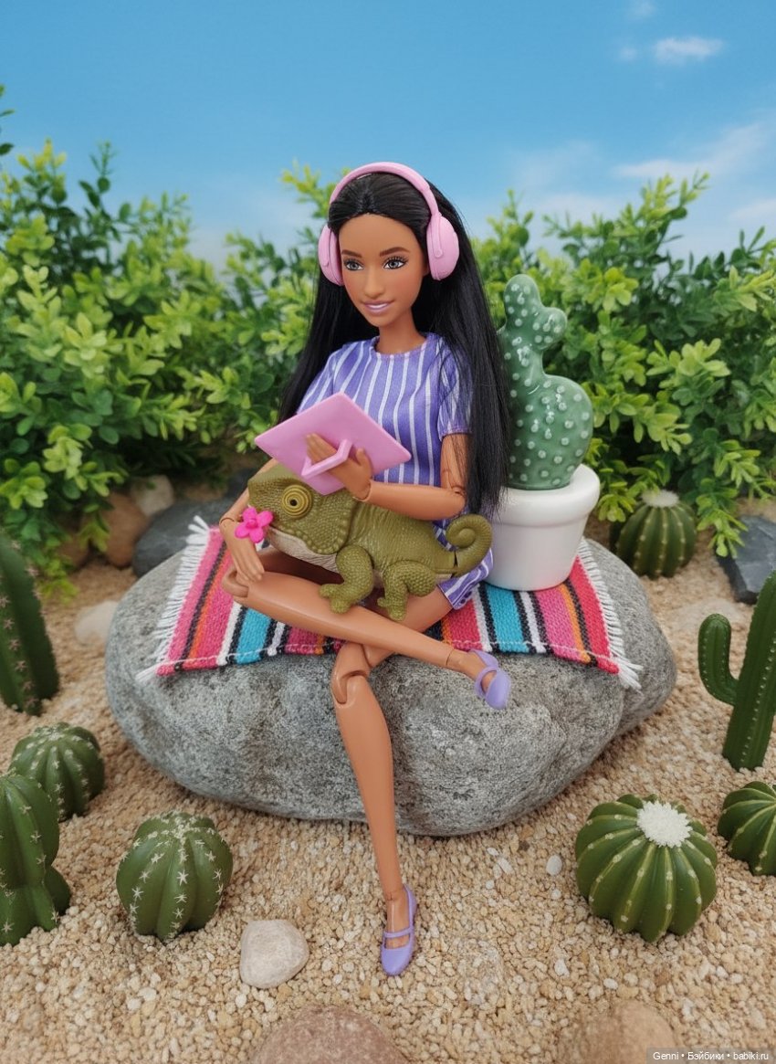 Я пользовалась только чатом GPT, в промпте именно "кукольный мир" указывала: мне так больше нравится :) Он неплохо делает, но быаают некоторые проблемы с масштабом, которые трудно поправить (плохо понимает, по-английски часто понимает лучше)