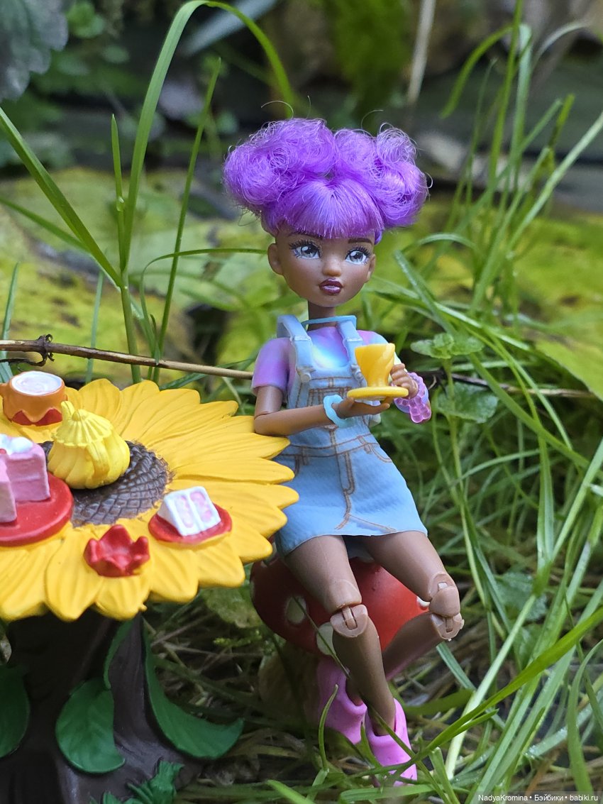 Маленькая кукла Minnee в большом лесу