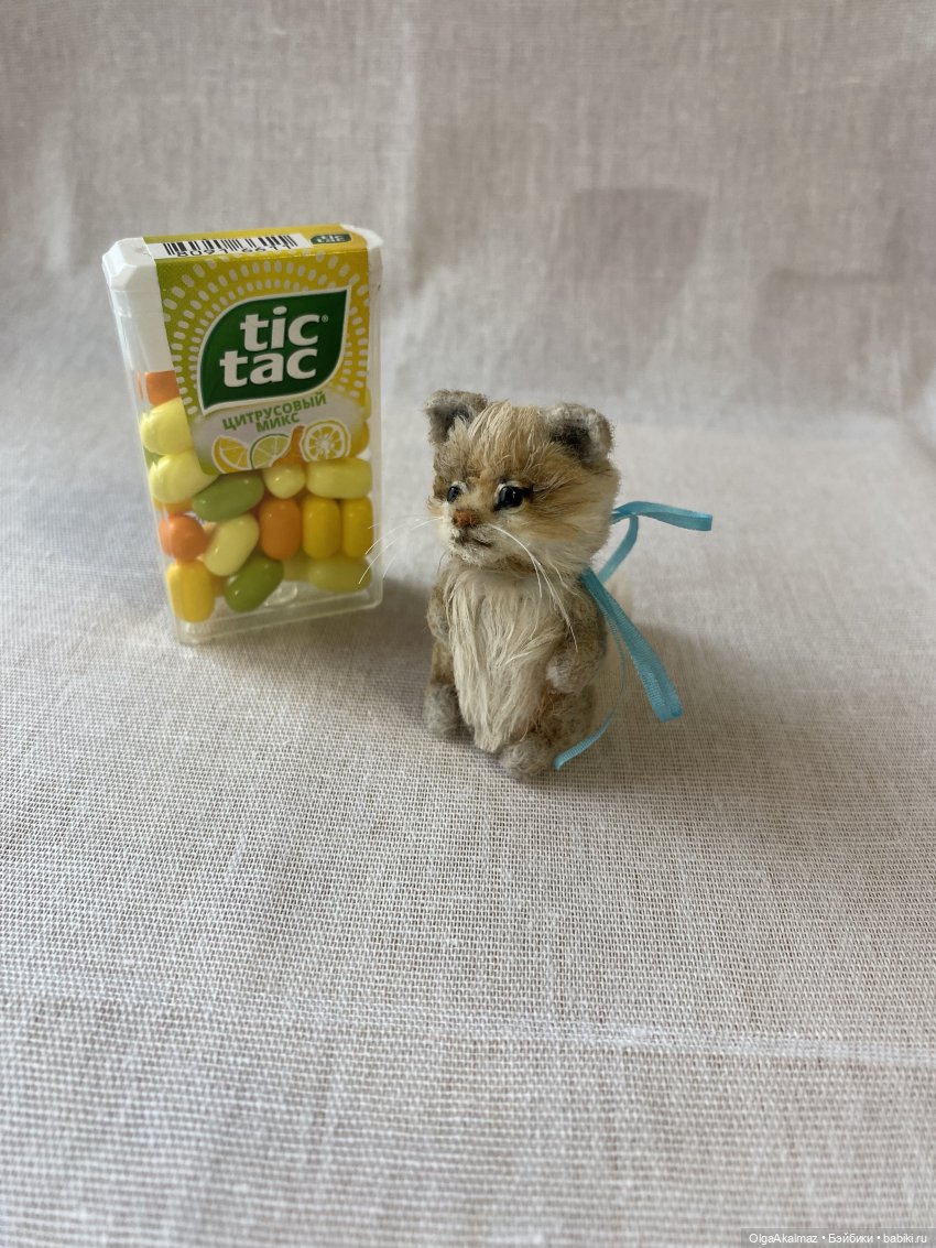 котик - миниатюрная игрушка связана крючком высота 4,5 см, голова и лапки подвижные.