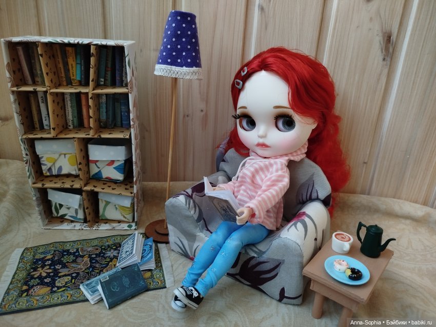 Сразу после распаковки и переодевания побежала читать книги. Пришлось оборудовать ей уголок для чтения.