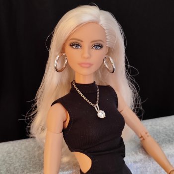 Маленькое черное платье: утонченная Лика (Barbie Basics Model 02) и большие планы