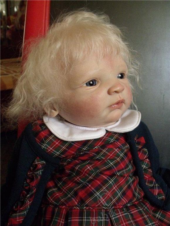 Солнышко светит,ребенок в саду, а мамка играет