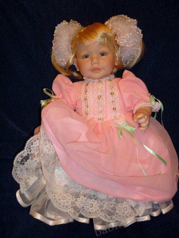 Мама песню напевала, одевала дочку. Кукла Адора