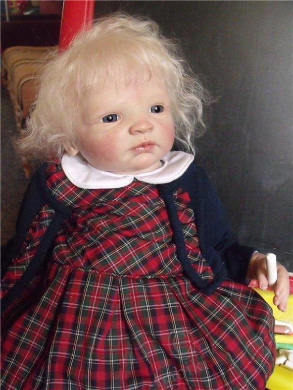 Солнышко светит,ребенок в саду, а мамка играет