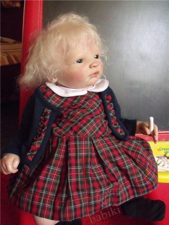 Солнышко светит,ребенок в саду, а мамка играет