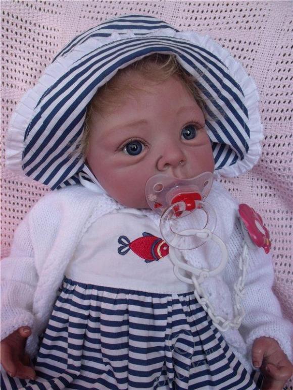 Солнышко светит,ребенок в саду, а мамка играет