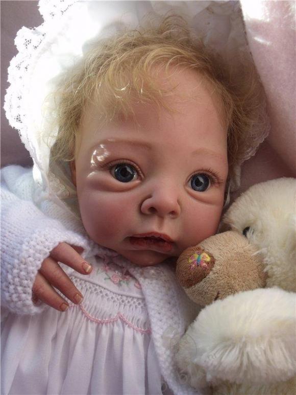 Солнышко светит,ребенок в саду, а мамка играет