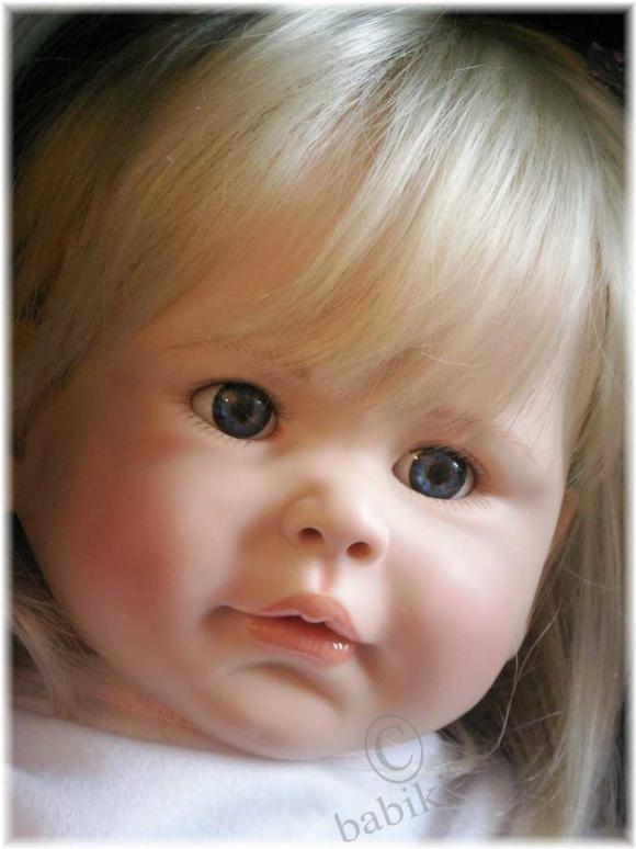 Нина и Анна-Лена поздравляют всех с праздником весны