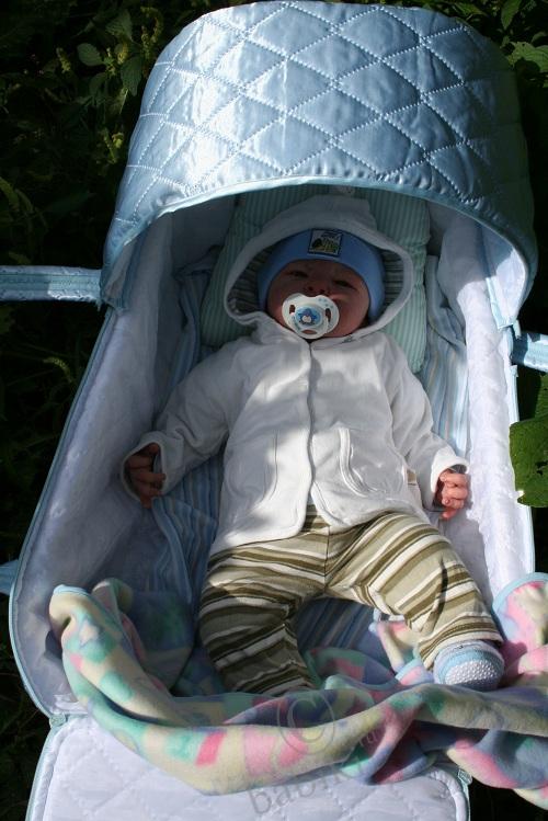 Мама сшила мне кровать, буду в ней теперь гулять (фото 7)