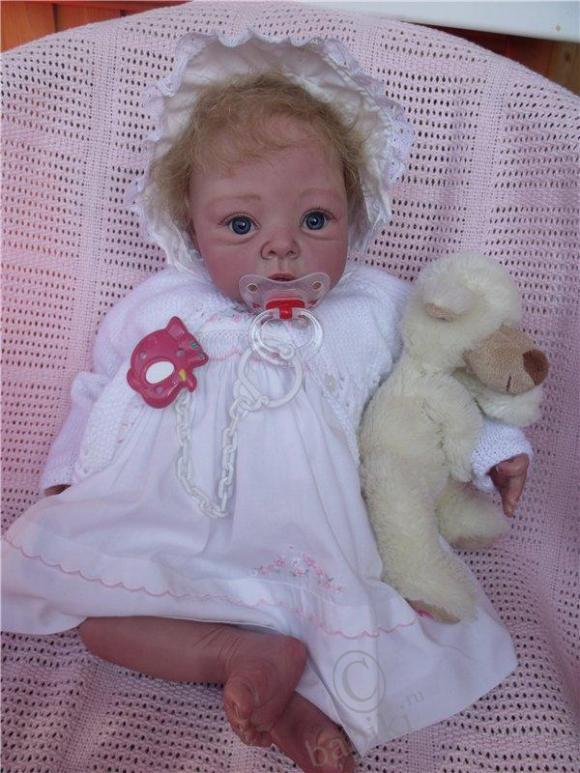 Солнышко светит,ребенок в саду, а мамка играет