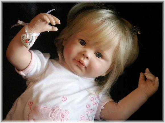 Нина и Анна-Лена поздравляют всех с праздником весны