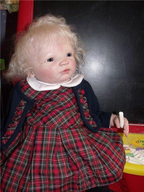 Солнышко светит,ребенок в саду, а мамка играет