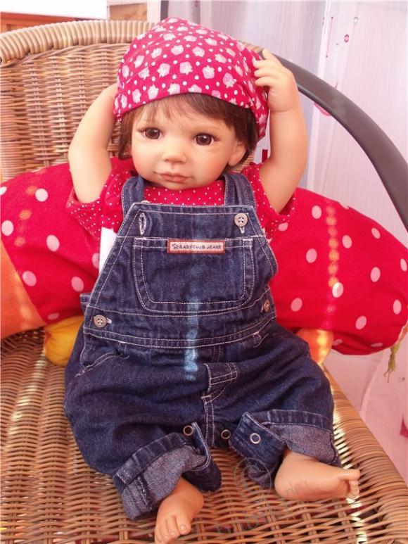 Солнышко светит,ребенок в саду, а мамка играет