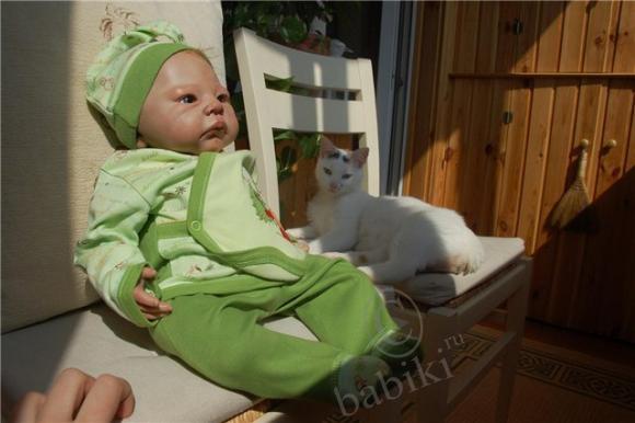 У малыша реборн Дени новый весенний костюмчик