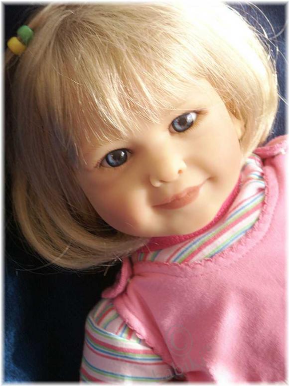 Нина и Анна-Лена поздравляют всех с праздником весны