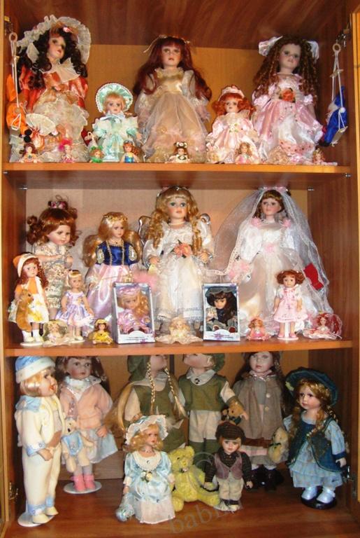 Купить коллекцию кукол. Коллекционирование фарфоровых кукол. Маленькие куклы коллекционные. Домашняя коллекция кукол.