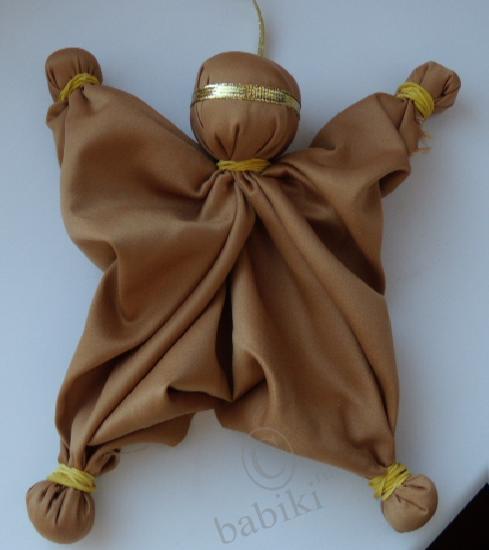 Кукла из платка. Кукла из платочка. Куколка из платочка. Узелковая кукла. Тряпичная кукла из платочка.