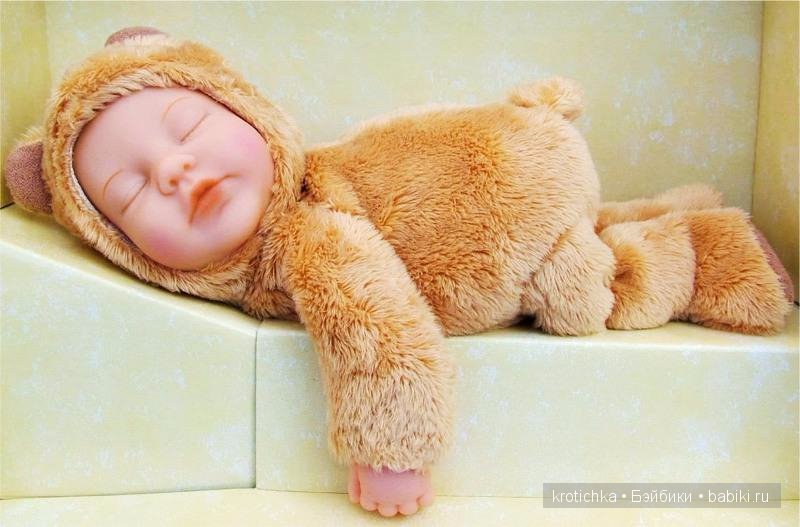 Спящие пупсики. Anne Geddes Медвежонок. Куклы Анне Геддес мишка спящая. Мягкая игрушка с лицом ребенка. Игрушка спящий малыш.