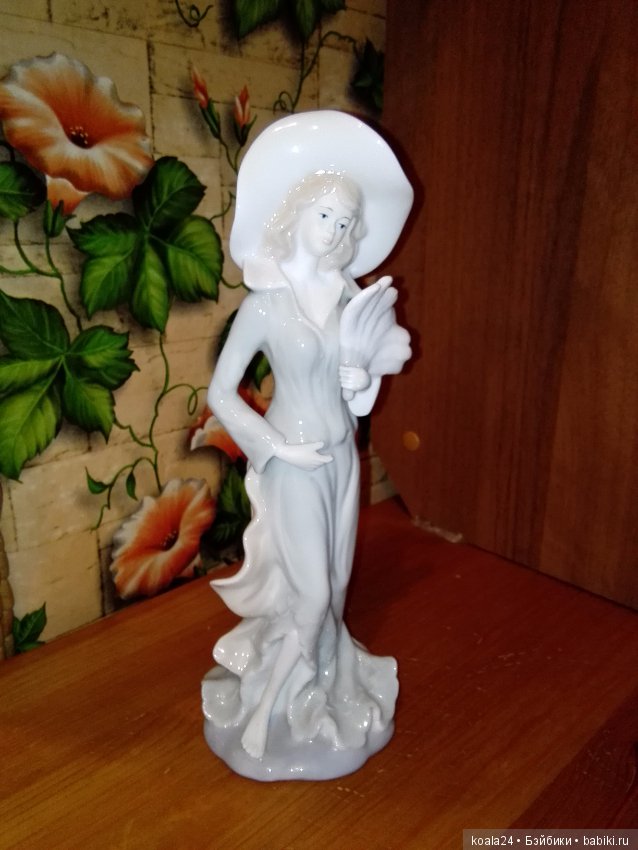 Статуэтка Дама с веером — Фарфоровые куклы