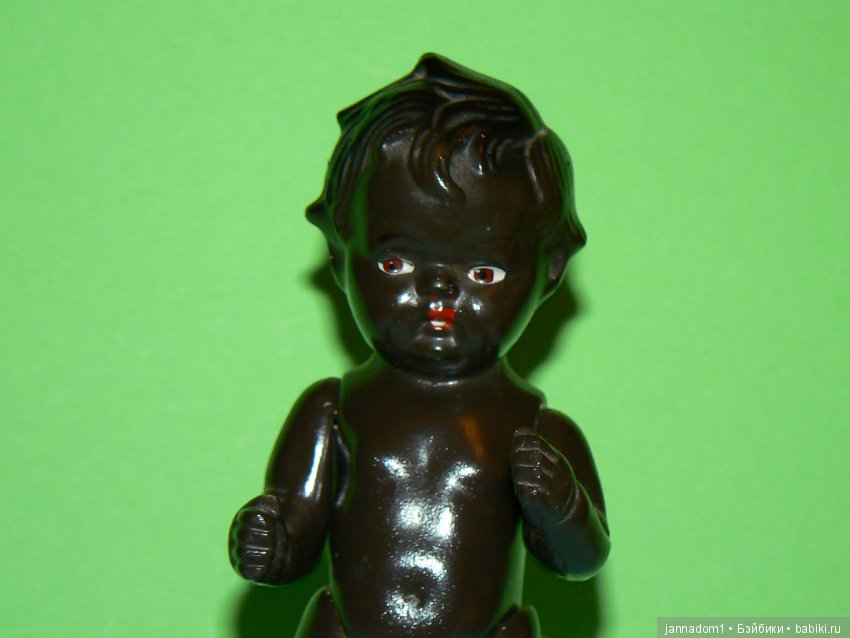 Редкий композитный немецкий пупс-негрик AHG, высота 16 см в голубых туфельках (фото 3)
