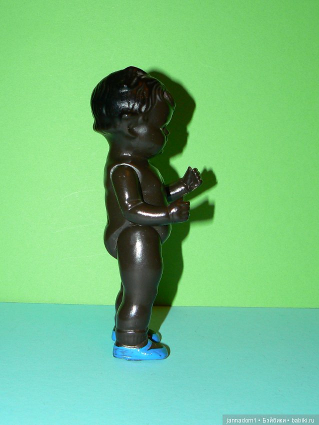 Редкий композитный немецкий пупс-негрик AHG, высота 16 см в голубых туфельках (фото 6)